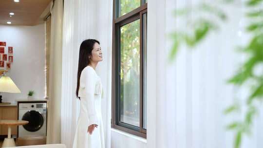 女生悠闲清新舒适惬意看窗外