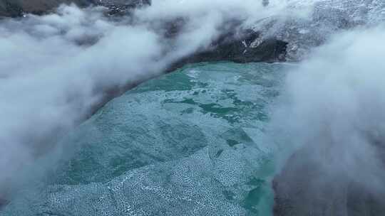 航拍西藏那曲萨普神山云雾缭绕冰湖景观