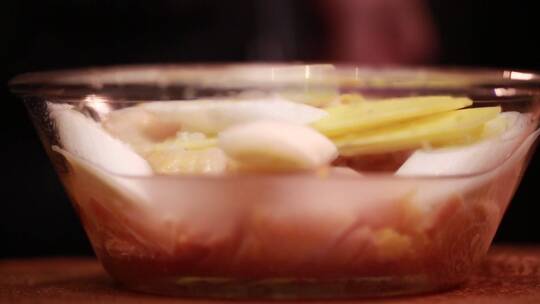 葱姜米酒腌制鸡肉去腥 (8)视频素材模板下载