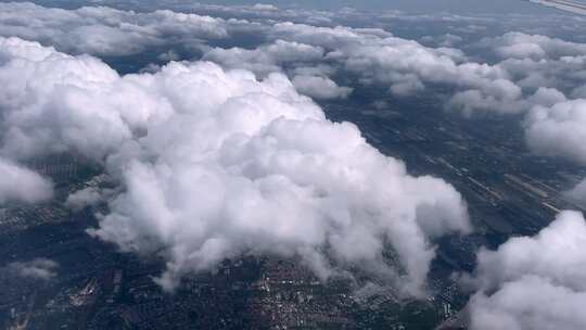 云朵下的航拍城市