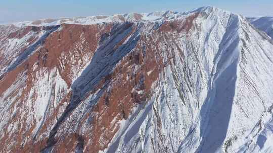 航拍新疆冬季安集海大峡谷红色山脉雪山