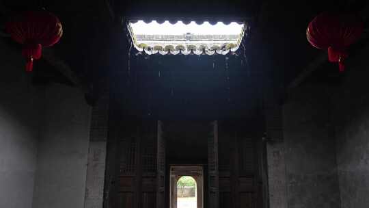 下雨雨滴屋檐水滴屋檐老家瓦房南滴水阴雨视频素材模板下载