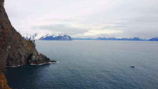 航拍大海和山峰