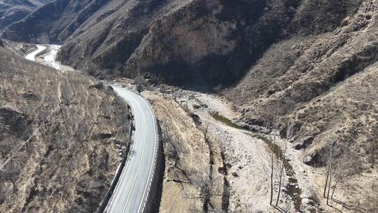 航拍山间蜿蜒公路