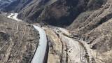 航拍山间蜿蜒公路高清在线视频素材下载