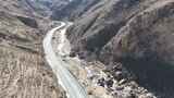 航拍山间蜿蜒公路高清在线视频素材下载