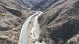 航拍山间蜿蜒公路高清在线视频素材下载