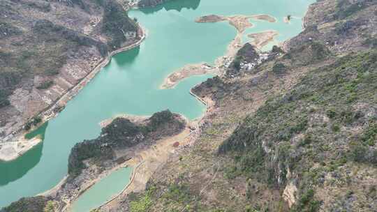 广西白色浩坤湖湖面喀斯特地貌航拍景色