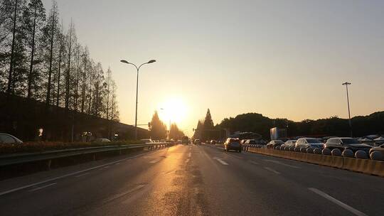 秋日温暖阳光道路