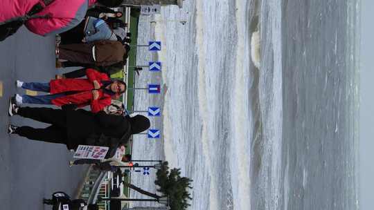 威海市国际海水浴场火炬八街海浪与打卡游客视频素材模板下载