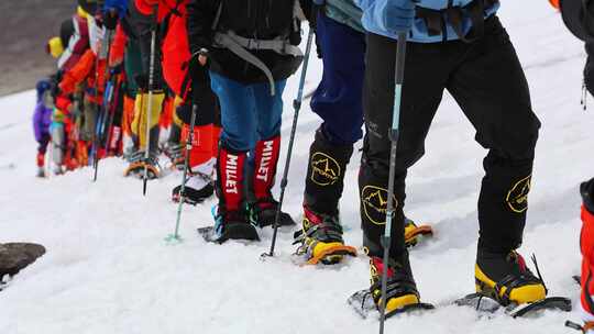 攀登新疆慕士塔格峰雪山的登山队脚步