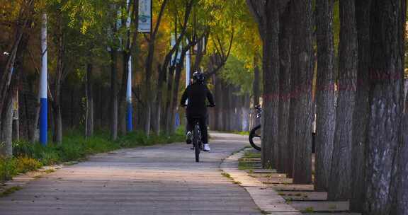 西宁湟水河城市绿道骑行的人