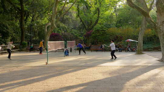 鲁迅公园  市民 公园 羽毛球 锻炼 老年活动视频素材模板下载