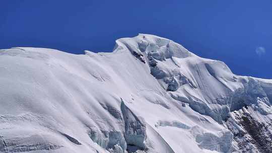 航拍川西横断山脉勒多曼因雪山山脊线风光