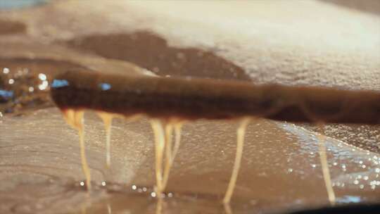 糖浆 沸腾 金黄拉丝 古法制糖 传统手工艺