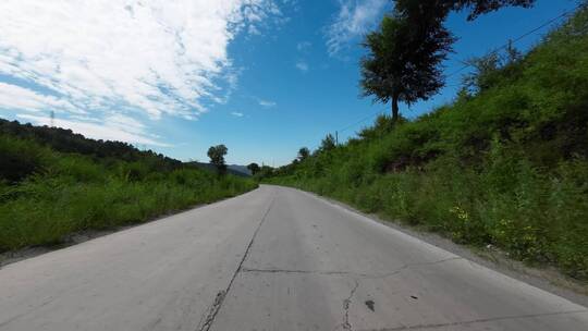 开车视角行驶在公路上  沿途风景