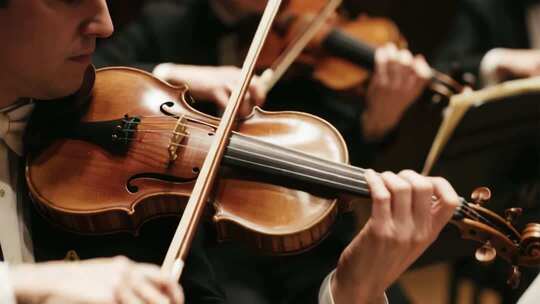 小提琴演奏者演奏瞬间