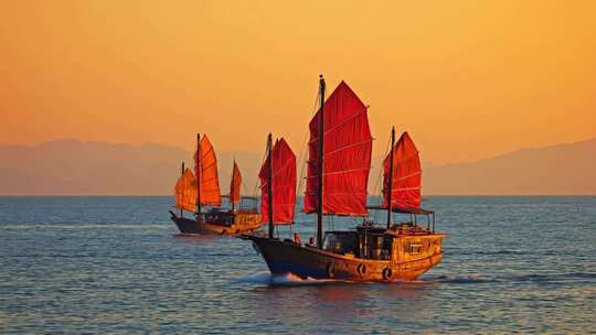 乘风破浪扬帆起航海鸥帆船航行海浪