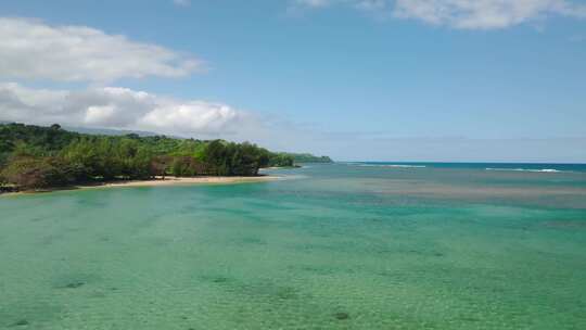 当人们游泳和享受b时，宽空中多莉沿着夏威夷考艾岛阿尼尼海滩低低地向前移动视频素材模板下载