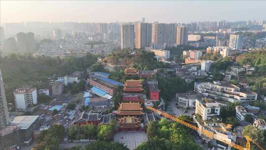 鸟瞰视角下的古建筑与现代建筑自贡妙观寺