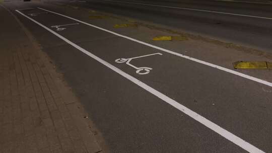 一辆踏板车被画在路边