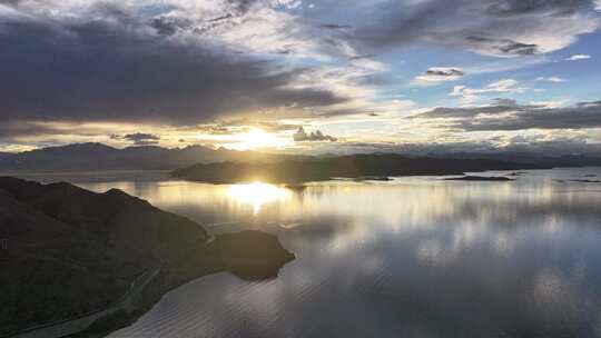 西藏阿里地区班公湖傍晚航拍