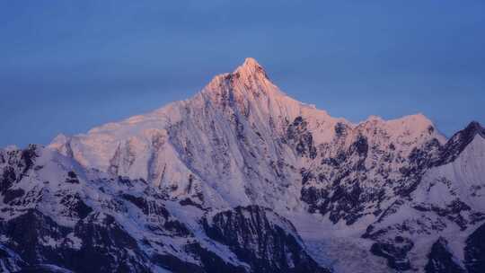 云南梅里雪山日照金山延时