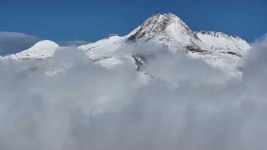 7倍航拍雪山主峰云海