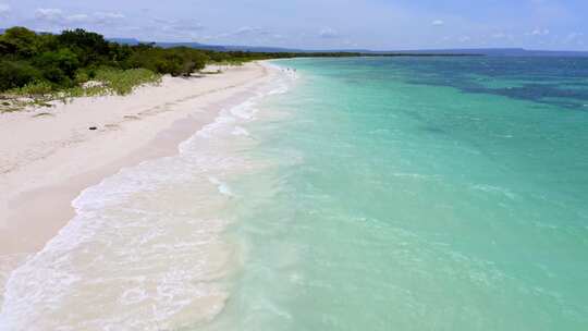 多米尼加共和国夏天，海浪袭击了佩德纳莱斯海滩的白沙海岸线。-天线视频素材模板下载