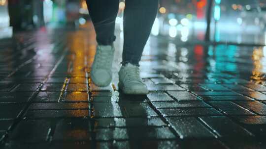 女人走在雨后的街道