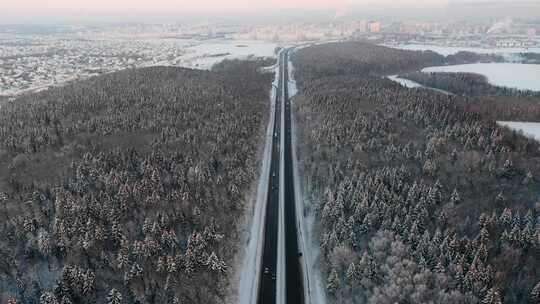 冬季森林中部道路的航拍