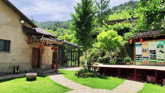 大山土房绿色植物风景旅游区