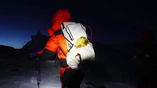 破晓时分的慕士塔格雪山登顶的登山队员