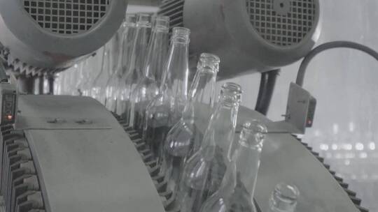 现代自动化玻璃瓶装饮料白酒米酒加工车间