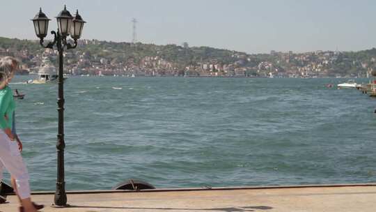 土耳其伊斯坦布尔博斯普鲁斯河散步的夫妇