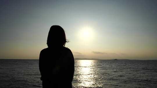 女人站在海边看日落看风景看日出看夕阳看海