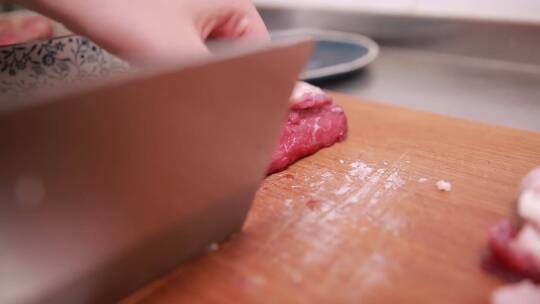 案板菜刀切牛肉 (3)视频素材模板下载