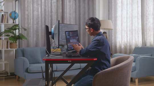 亚洲男孩程序员在创建软件工程师开发应用程序时查看平板电脑上的数据库