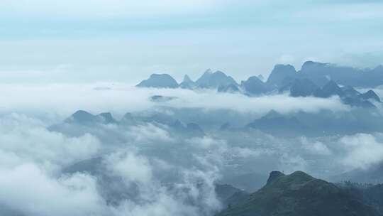 雨后桂林喀斯特群峰间云雾缭绕