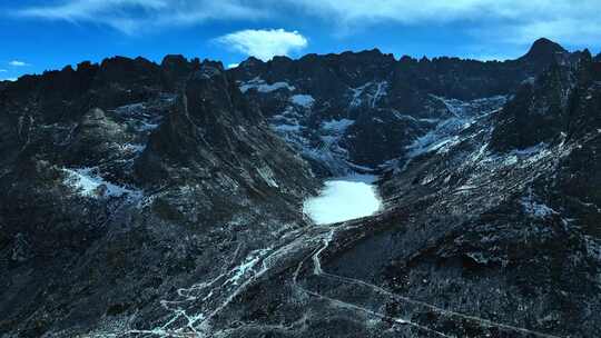 高山湖泊间蜿蜒道路的自然风光