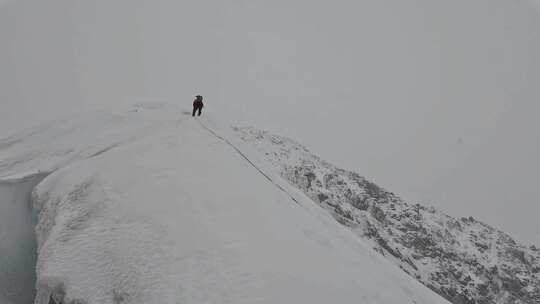 风雪中攀登四川贡嘎山区贡巴峰的登山者