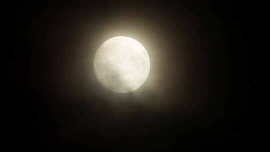 满月带着柔和的薄雾