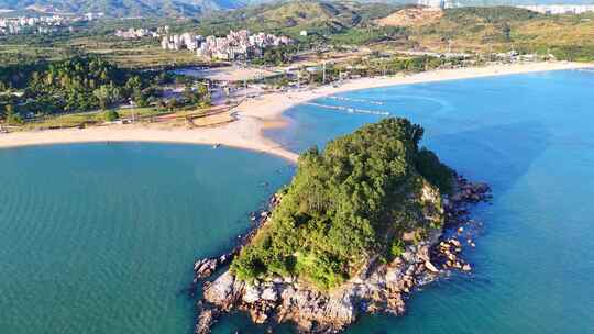 空中俯瞰岩石海岸边的碧绿海水