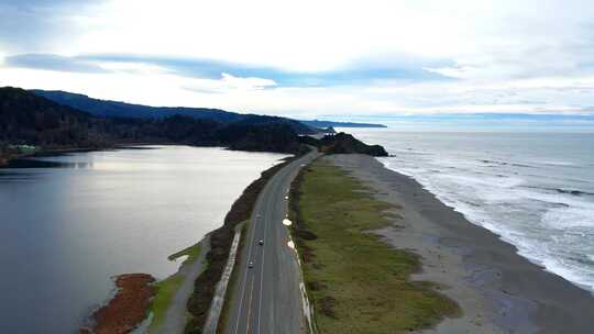 沿海公路旁一侧是湖一侧是海的景象