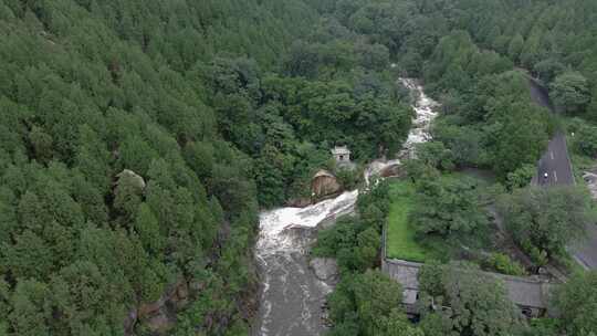 雨后泰山，飞瀑流泉