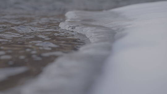 结冰的河岸与水流移动变焦4k50帧灰片