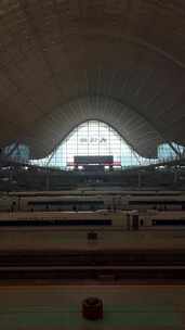 竖版视频城市高铁交通武汉站站台