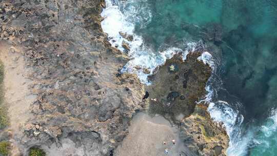 航拍鸟瞰浅海区的海底和海浪