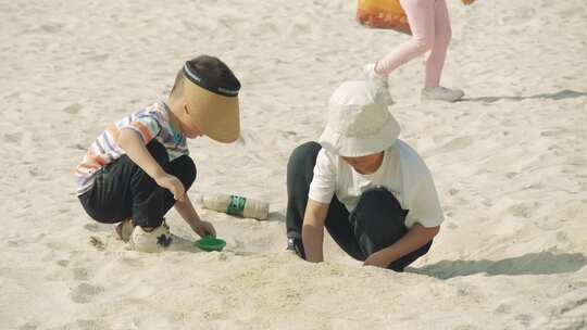 沙滩儿童玩沙子4k慢动作