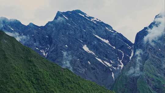 川西四姑娘山山谷雪山河流大气唯美航拍风光